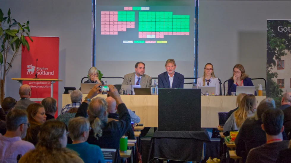 Regionfullmäktige tog i måndags det mycket viktigt beslutet att låta Gotlandshem ombildas till åtta olika bolag trots dåligt underlag, enligt ledarskribenten. Bilden på regionfullmäktige presidiet är tagen vid ett annat tillfälle.