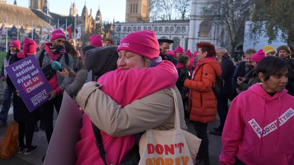Demonstranter som är för aktiv dödshjälp gläds åt beslutet i det brittiska parlamentet.