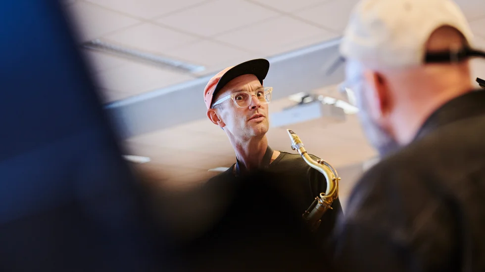 Saxofonisten, klarinettisten och kompositören Nils Bergs samarbete med Norrbotten Big Band visade sig bjuda på många överraskningar, menar Kurirens recensent Andreas Hoffsten.
