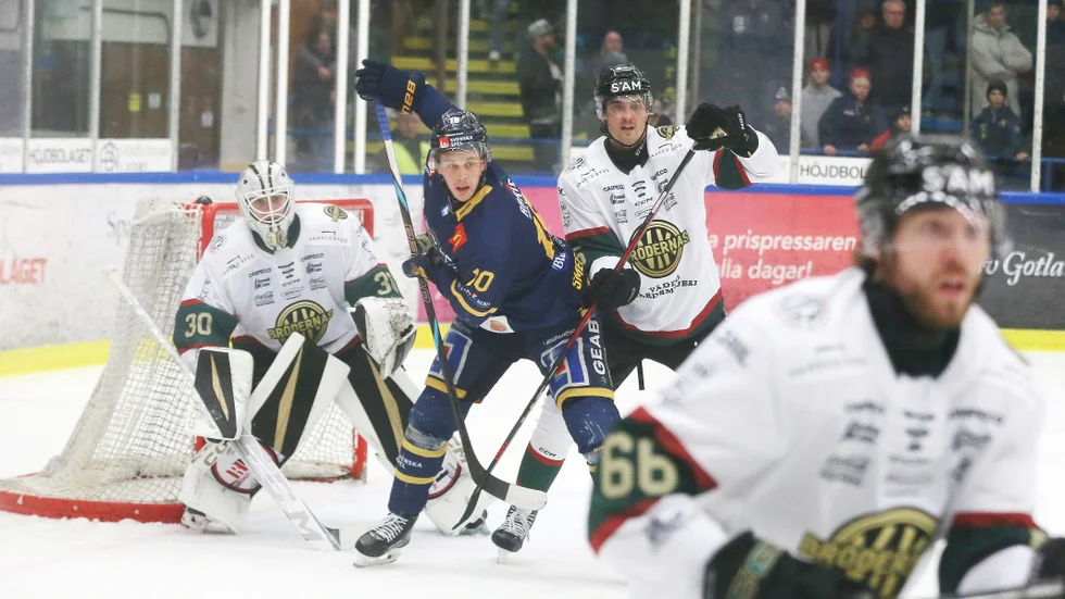 Karl Smedberg har varit tongivande i Visby Roma under hösten. Nu lånar hockeyallsvenska Västerås honom under en kortare period.