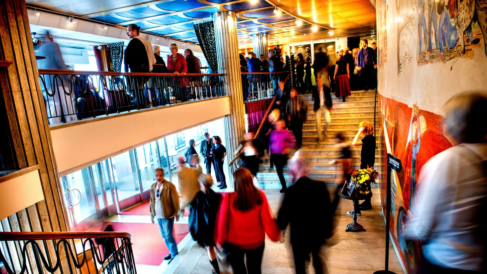 En paus kan ge perspektiv. "Över ett glas paus-cava delade vi våra olika upplevelser, vände och vred på handlingen och dialogen, och när klockan ringde för andra akten var det med en ny känsla och en rikare bild vi klev in i salongen", skriver Anna Sundström.