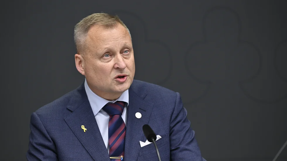 Försvarsberedningens Lars Wistedt (SD) under en pressträff där Försvarsberedningen överlämnar sin delrapport med inriktningen av totalförsvaret och utformningen av det civila försvaret.
