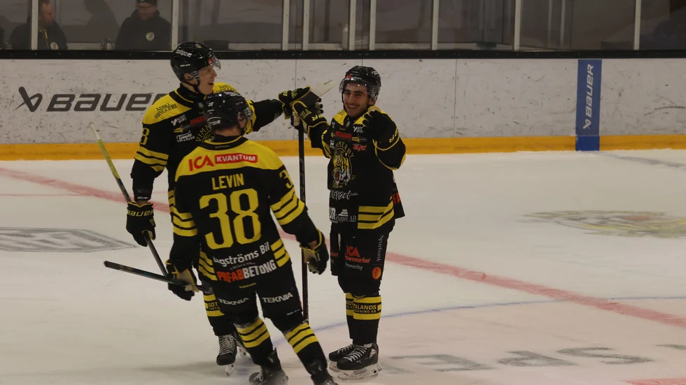 George Diaco jublar ikapp med lagkamraterna efter att ha gjort 3-0 mot AIK.