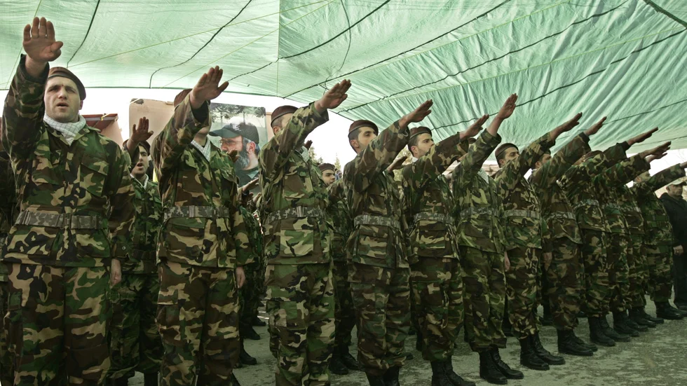 Här ser vi soldater i terrorgruppen Hizbollah vid en ceremoni i södra Libanon.  Israels försvarsmakt har under de senaste månaderna lyckats tillfoga Hizbollah stora militära, psykologiska och politiska förluster. Ett litet hoppfullt ljus har tänts för ett friare Libanon, ett säkrare Israel och kanske, kanske också för ett Palestina utan Hamas. 