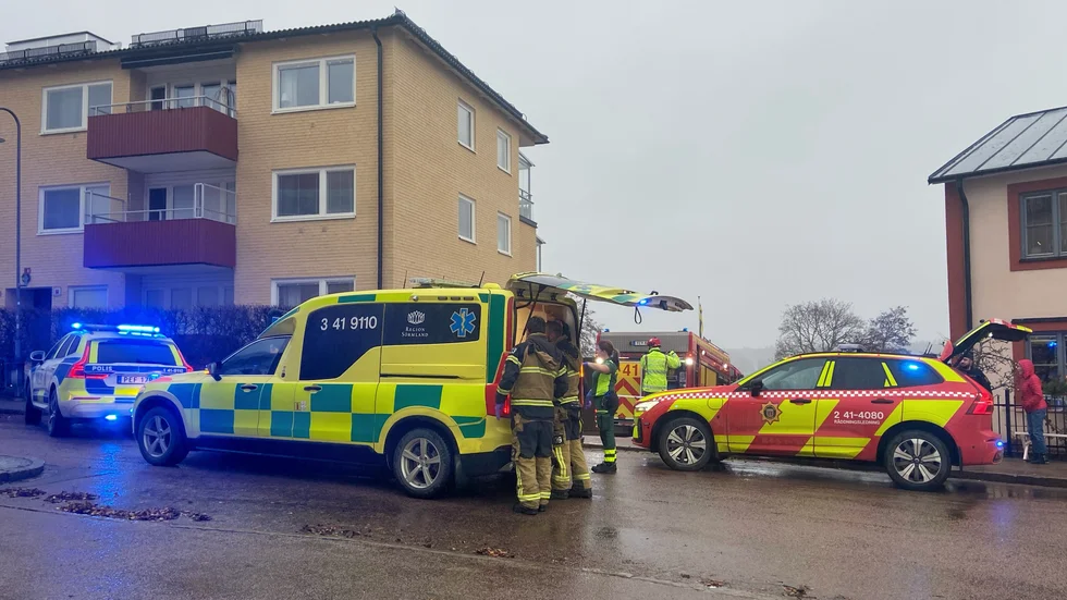 Det brann i en lägenhet på Klostergatan på onsdagsmorgonen. Här har den skadade personen lastats in i ambulansen, som snart ska lämna platsen.