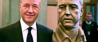 Här avtäcks Fredrik Reinfeldts byst i riksdagen