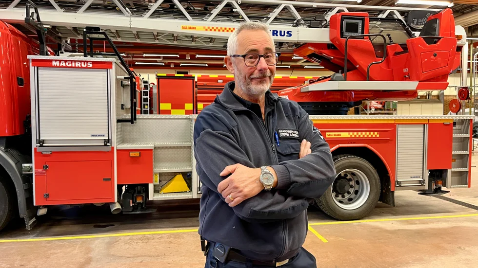 Stefan Sjöberg är brandinspektör på räddningstjänsten i Piteå. Han säger att det är störst risk för brand om man laddar i ett vanligt uttag, eftersom det blir en ökad belastning. 