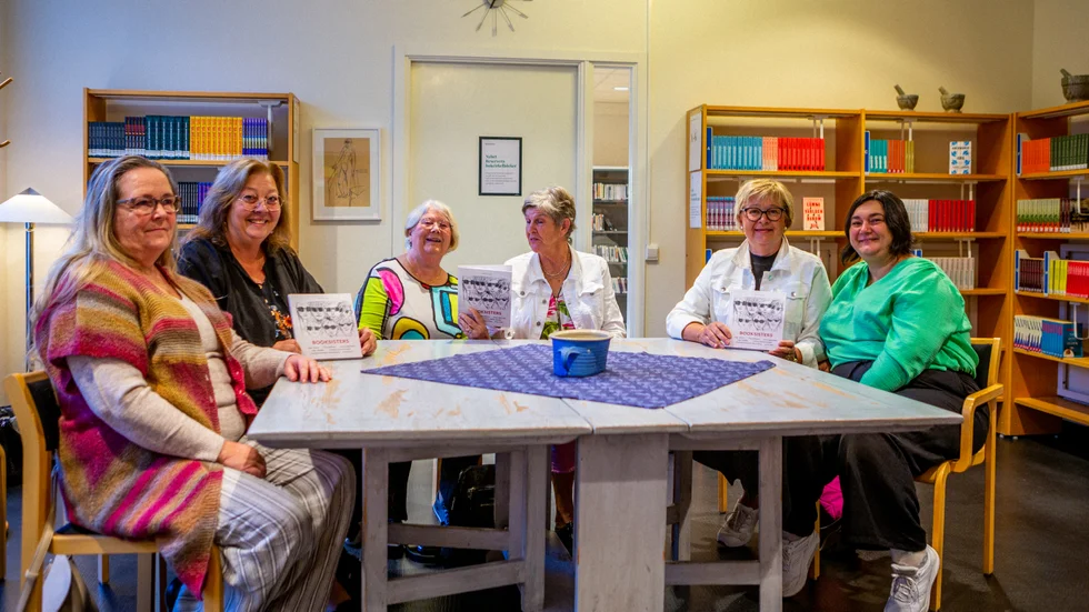 Bokcirkeln Läsarna består av Anne Toimi, Charlotte Demelew-Westerberg, Irene Lagerstedt, Tina Källberg, Inger Weidås och Cristina Oprisa Lövdahl. Saknas på bild gör Inger Eklind. Här sitter de i Katrineholms biblioteks eget bokcirkel-rum.