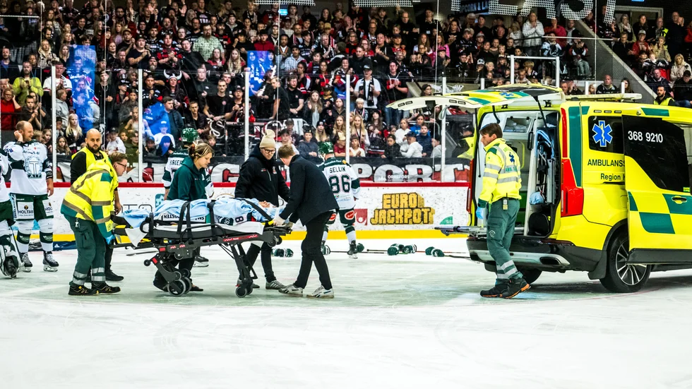 Tingsryds Linus Hedman lämnar isen på bår med skada under ishockeymatchen i allsvenskan borta mot Nybro.