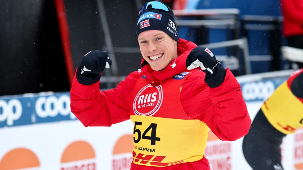 Martin Løwstrøm Nyenget firar segern på 10 kilometer fristil i Lillehammer.