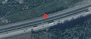 Ett körfält blockerat på grund av en stillastående personbil på E4