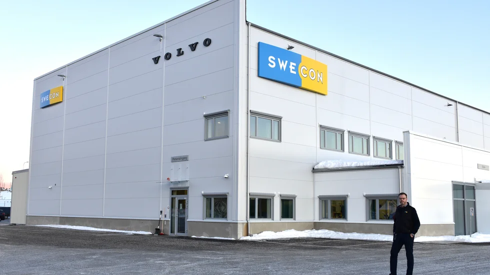 Platschefen Per-Anders Wermelin framför Swecons sprillans nya lokaler på Hedensbyn. Något som har blivit ett rejält lyft för företaget.