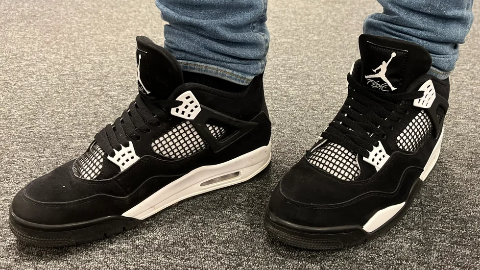 Två katrineholmare lurade en 16-årig pojke från Helsingborg att köpa ett par falska retrosneakers via en köp- och säljsida. Skorna på bilden är ett par helt andra skor än de som omnämns i artikeln.