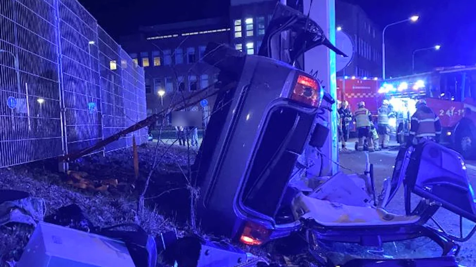 Kvinnan och mannen blev hängande i bilen och fick klippas loss.