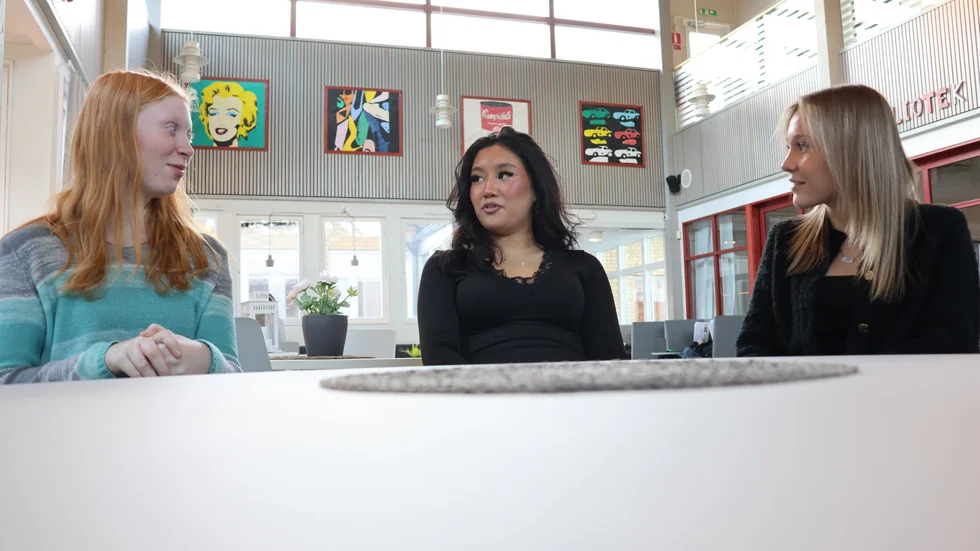 Sedan november förra året lämnar Siri Jespersen, Kobra Nazari, Elsa Gustavsson in sina mobiler på morgonen och hämtar ut dem efter skolan. "Jag kände att det skulle bli tråkigt att förlora telefonen. Att vi knappt skulle ha något att göra på rasterna", säger Siri.