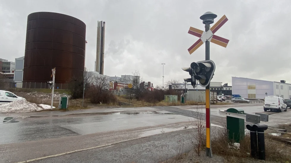 Det var länge sedan det gick tåg här, men trots det varnas det för att tåg är i antågande.