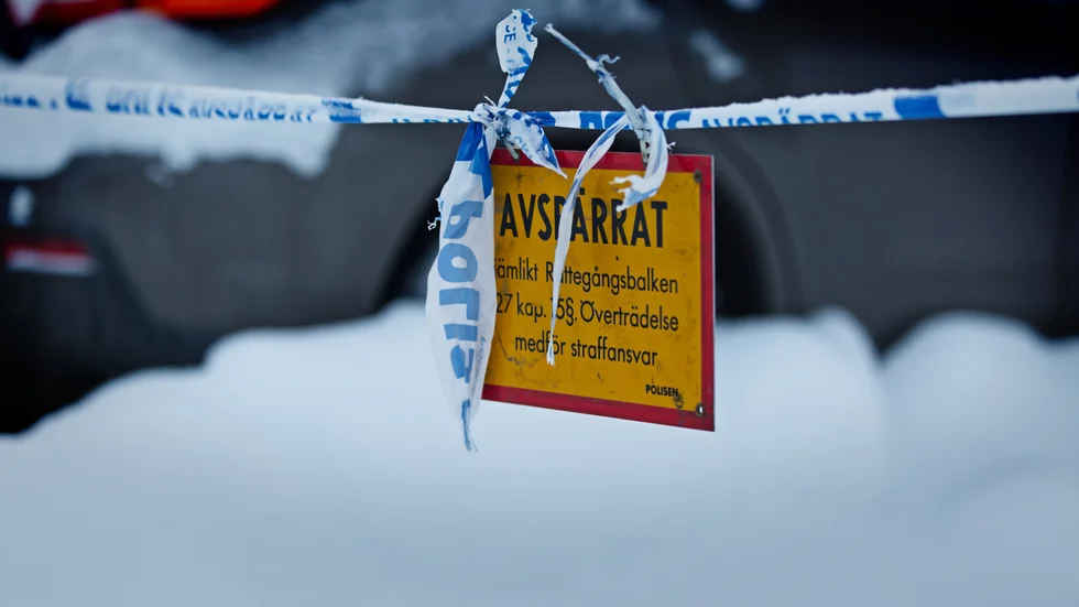 Lördagen den 1 februari greps en 33-årig man på sannolika skäl misstänkt för dubbelmordet. Nu misstänks han ha utfört dådet i samförstånd med en 39-årig man och en 31-årig kvinna. 