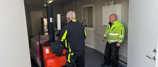Därför skjuts premiären upp: "Det är värdelöst på ren svenska"