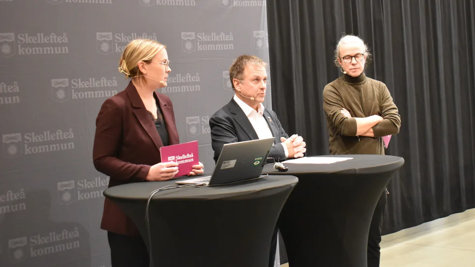 Kommunalrådet Lorents Burman ser ut att be en stilla bön. Kanske för Northvolts överlevnad. Övriga som presenterade budgetförslaget för 2025 var Evelina Fahlesson (S) och Joakim Wallström (V).