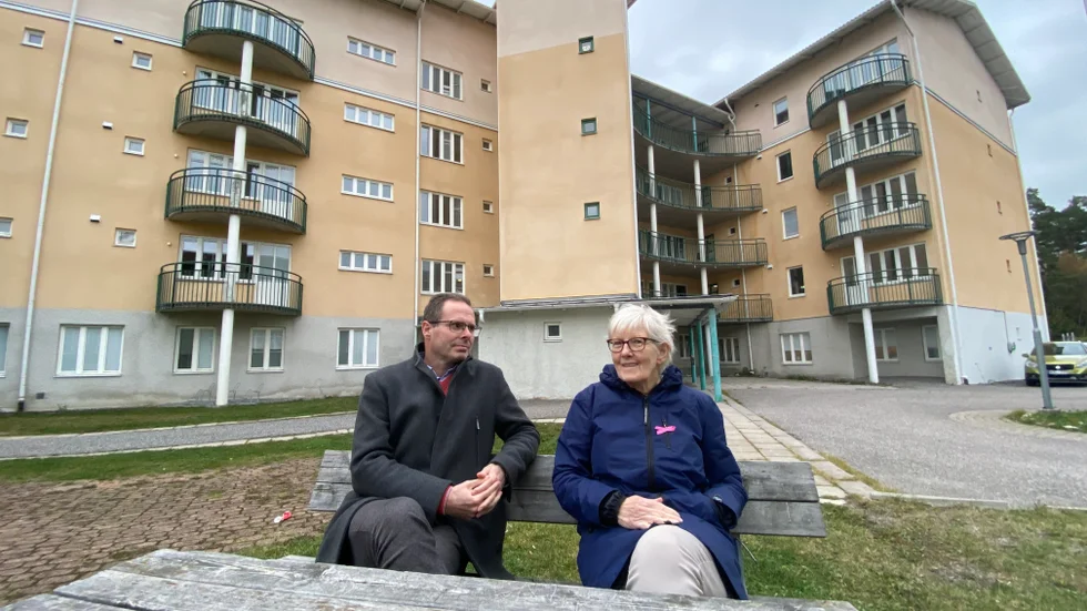 Här, i det gamla flyktingboendet på Ormvråksgränd, vill socialdemokraterna Solweig Sundblad och Theo Caldwell att Enköpings kommun inrättar ett korttidsboende. "Det skulle spara stora pengar åt kommunen", menar de.