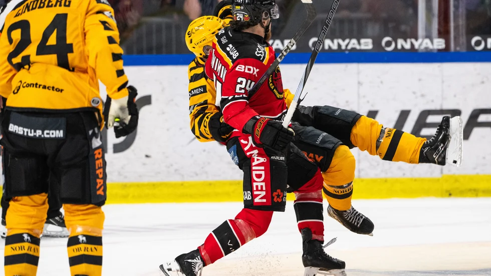 Brendan Shinnimin vräker omkull Skellefteå AIK:s Oskar Nilsson i tisdagens rivalmöte. Nu straffas Luleås stjärna.
