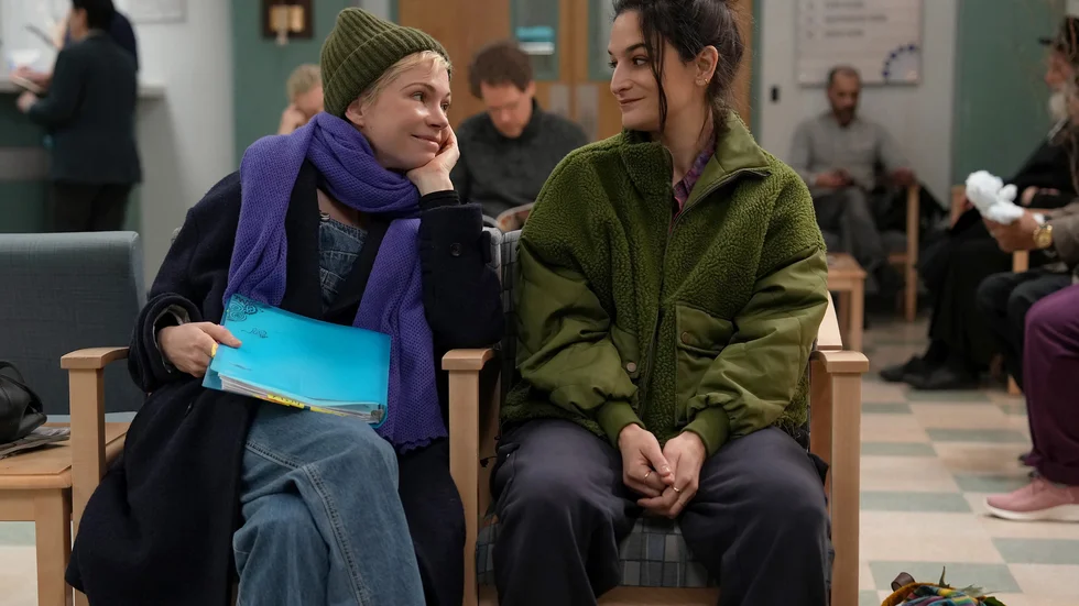 Michelle Williams spelar Molly som är obotligt sjuk i cancer och Jenny Slate hennes bästa vän Nikki i "Dying for sex". Pressbild.