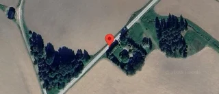 Träd över vägen skapar problem i trafiken på väg 851