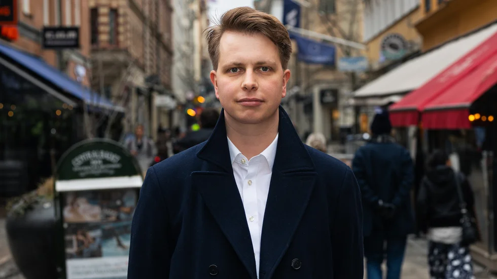När hushållen håller på att gå under av prishöjningar blir det tydligt att hyressättningsavgiften måste tas bort, skriver Timbros Adam Danieli.