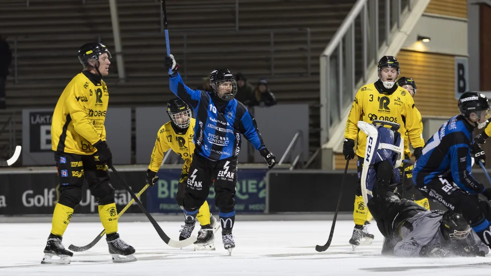 Ted Bergström, med gallerhjälm, jublar efter ett av Sirius mål i segermatchen mot Åby/Tjureda.