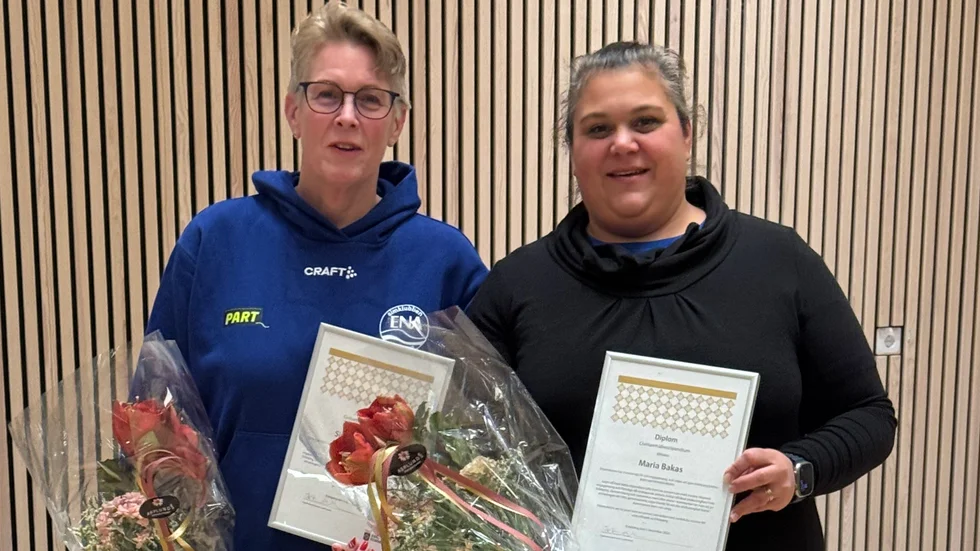 Marie Lindeberg, Breddansvarig SK Ena, och Maria Bakas, ordförande, SK Ena tog emot diplom i samband med att föreningen tilldelats stipendiet.