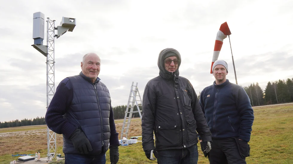 Ralph Löfberg, Gustav Cassel och Petter Sellevold vid antennutrustningen som monterats upp på flygplatsen.