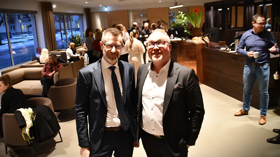 Christian Ottosson och Henrik Holmberg har lett varsin bank. Nu blir Åtvidabergs sparbank och Tjustbygdens sparbank en, Sparbanken Spira. Det firas med kickoff för alla omkring 80 anställda i den nya banken. En hel busslast med bankanställda i Västervik och Gamleby kom till Åtvidaberg under onsdagen för att fira samgåendet. 