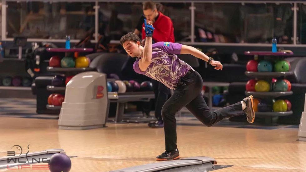 Elliot Moulin, 20 år, satsar på bowling i Motala. Med världselit som konkurrens kom han på 14:e plats i Ballmaster open i Helsingfors. 33 serier slogs på en långhelg. 