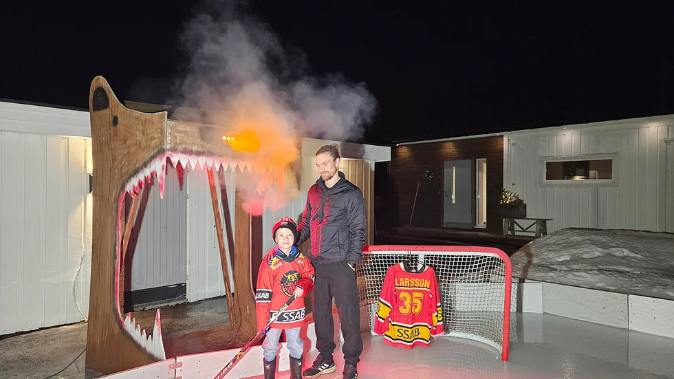 Noah och pappa Victor Larsson framför björngapet hemma i Boden.