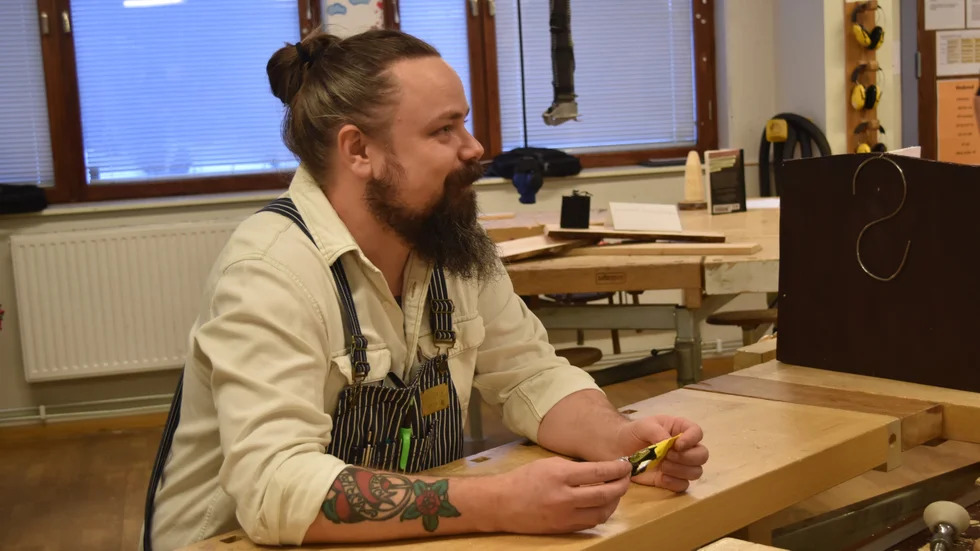 Fredrik Arnryd sadlade om från IT-konsult till slöjdlärare. "Först när jag började läsa till lärare tänkte jag att det skulle bli i historia", berättar han. 
