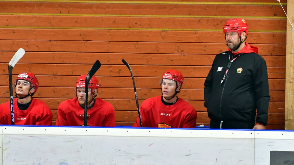 Daniel Karlunden, huvudtränare Almtuna, fick se sitt lag släppa in två mål i powerplay mot Björklöven. (Arkivbild)
