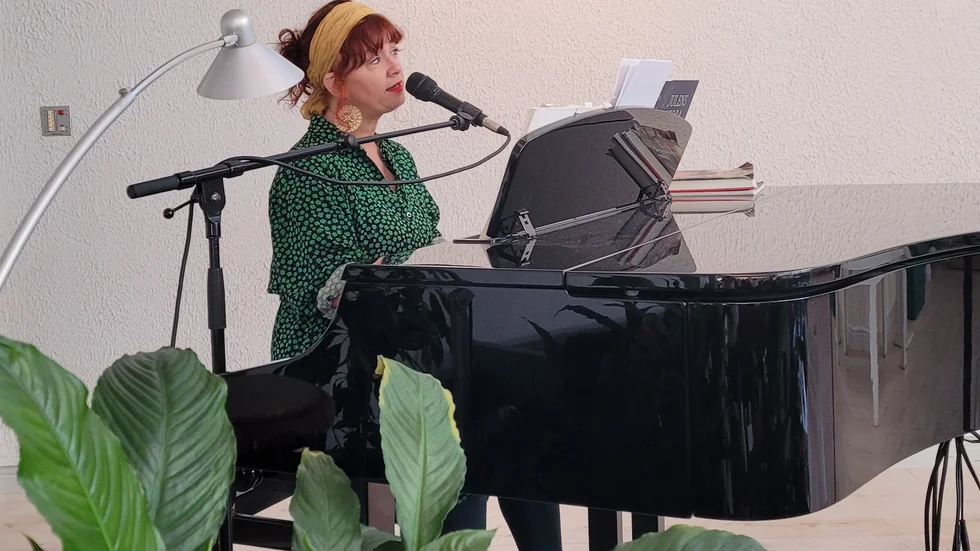 Sara Boström vid pianot.