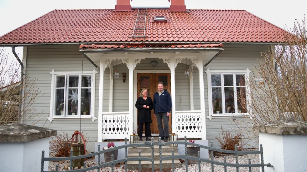Huset på Eugeniagatan är byggt 1896. När Leif och Helena köpte huset 1999 hade det gul plåtfasad. Efter att ha tagit ner plåten upptäckte de att det mesta av originalpanelen var i så gott skick att den kunde återställas.