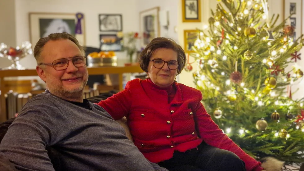 Päivi Kääriä och Mikael Andersson hemma på Bergmansvägen i Östra Malmberget. Under fredagseftermiddagen fick de en oväntad, men väldigt välkommen julklapp. "Det här är ju någonting man bara drömt om," säger Päivi.