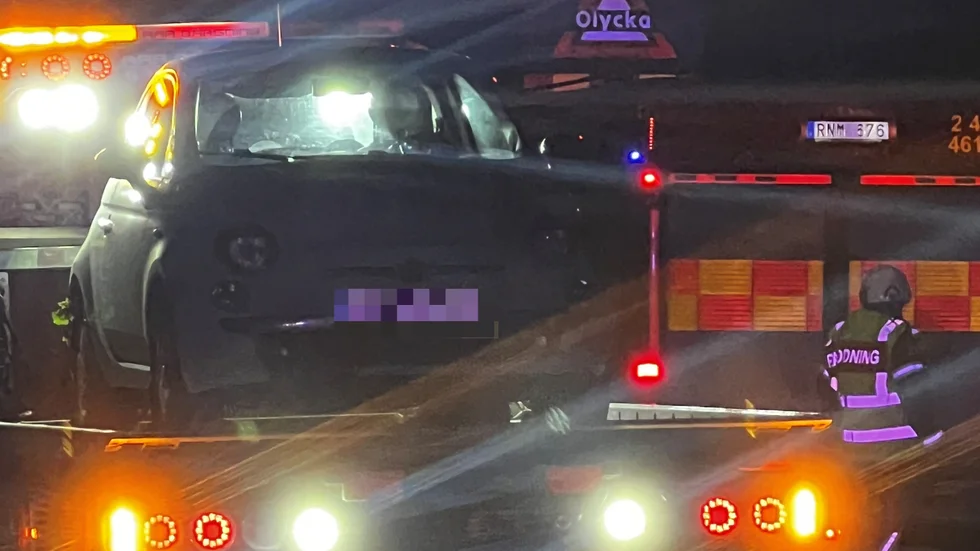 Bärgare forslar bort bilen som körde av väg 206.