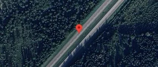 Stillastående personbil på E18 – problem i trafiken