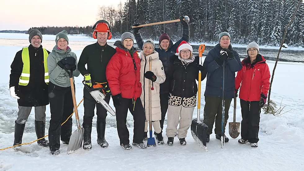 Lawrence Hooey, Annika Klefsjö, Claes Isoz, Christina Hedman, Lisbeth  Löpare Johansson, Randi Gitz, Åsa Fredriksson, Åsa Carlström och Estella Lu kämpar med olika redskap för att bemästra isen.