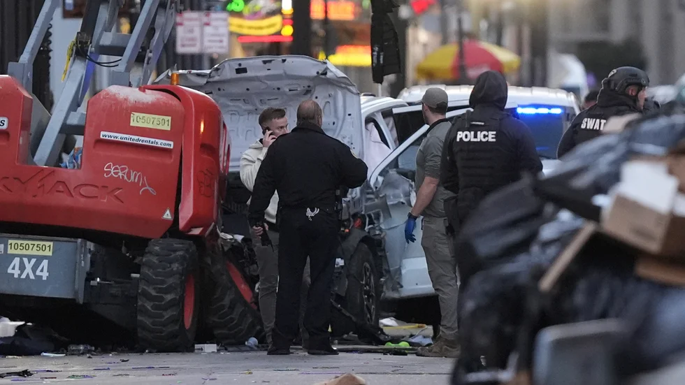 Räddningstjänsten på Bourbon Street efter att ett fordon kört in i folkmassan.