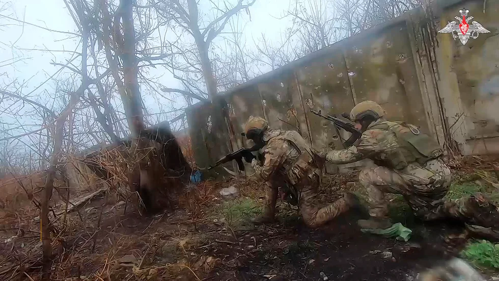 Ryska soldater utanför Vuhledar i östra Ukraina. Stillbild från en video släppt av Rysslands försvarsdepartements presservice i förra veckan.