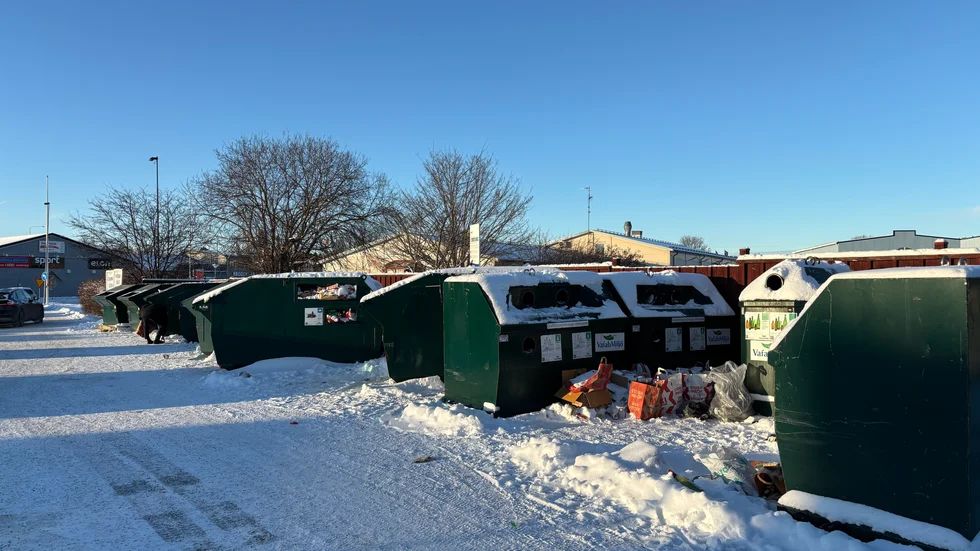 Återvinningsstation utanför Ica Maxi Enköping.