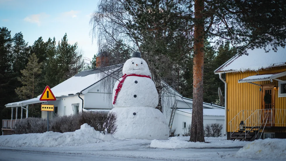 Snögubben i Arvidsjaur lockar besökare: "Det är många som går förbi eller kör den vägen förbi enkom för att se snögubben" säger William.