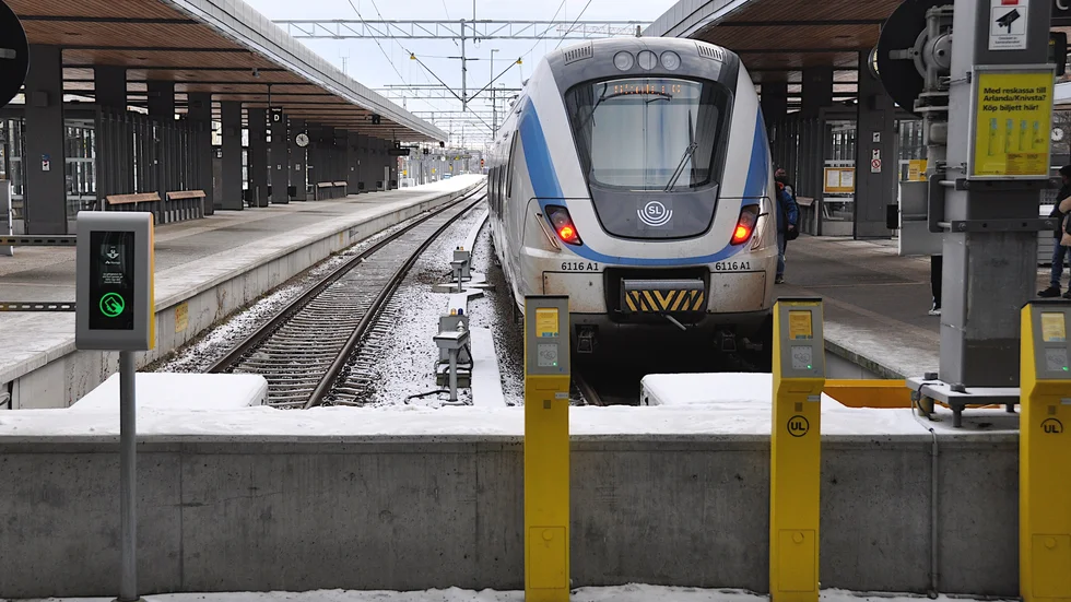 Lokföraren var satt under stark press när tåget blev strömlöst och behövde evakueras inne i den långa tunneln under Arlanda. Lokföraren försökte ge resenärerna information via högtalarna, samtidigt som han sprang runt tåget för att felsöka. Under tiden stod passagerare och bultade på fönster och dörrar.