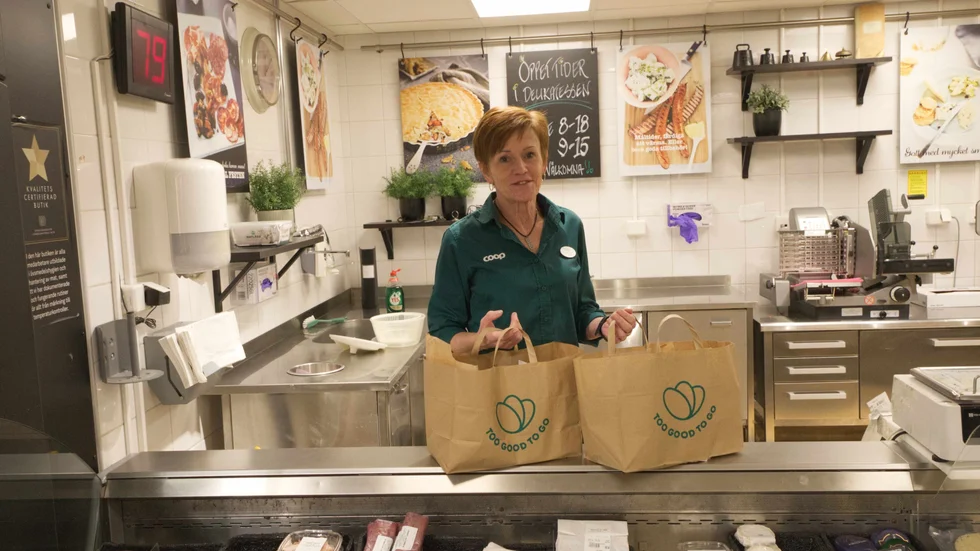 Barbro Nilsson, butikschef på Coop i Älvsbyn, plockar ihop fyra överraskningskassar per dag. Det är blandat innehåll, exempelvis varor med kort datum eller varor med skadade förpackningar. "Det är hemskt att behöva kasta en makaronkartong bara för att den är knövlig, det är ju inte fel på innehållet", säger hon.