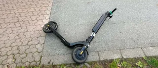 Polis drog vapen mot man som stulit elsparkcyklar 