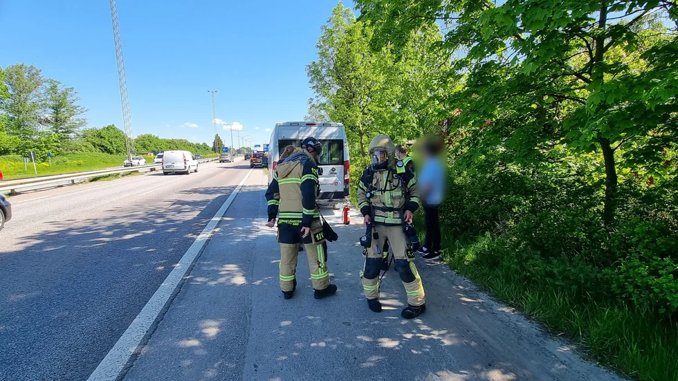 En minibuss från Östgötatrafiken började brinna på Riksvägen i höjd med Himmelstalundsbadet på onsdagsförmiddagen.